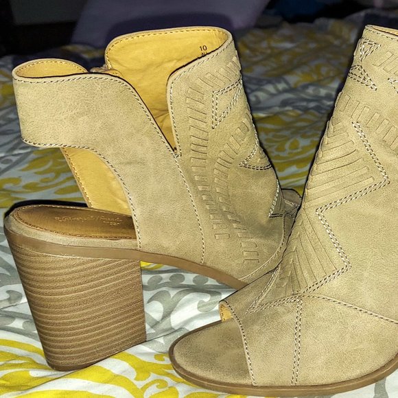 Universal Thread Beige Open Toe Med Heel Edwina Booties 10 - Picture 2 of 3